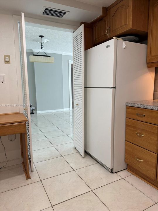Active With Contract: $2,100 (2 beds, 2 baths, 1050 Square Feet)