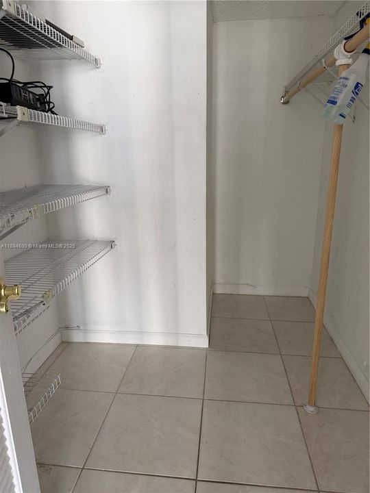 Active With Contract: $2,100 (2 beds, 2 baths, 1050 Square Feet)