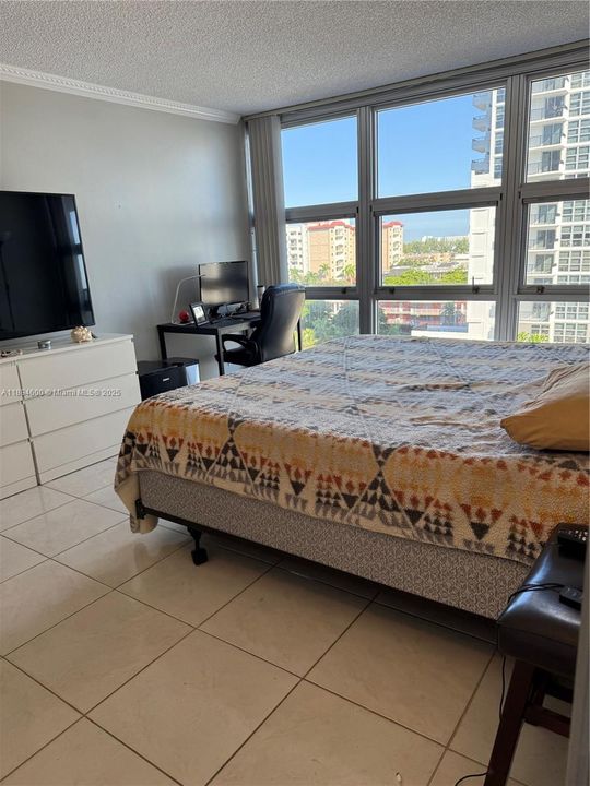 Active With Contract: $2,100 (2 beds, 2 baths, 1050 Square Feet)