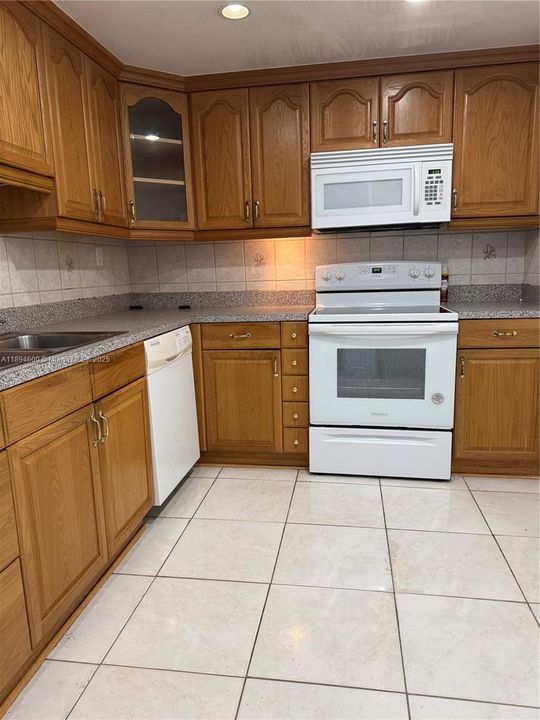 Active With Contract: $2,100 (2 beds, 2 baths, 1050 Square Feet)