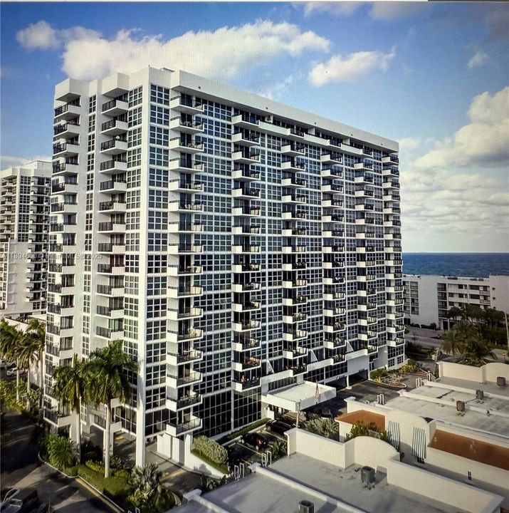 Active With Contract: $2,100 (2 beds, 2 baths, 1050 Square Feet)