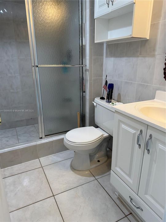 Active With Contract: $2,100 (2 beds, 2 baths, 1050 Square Feet)