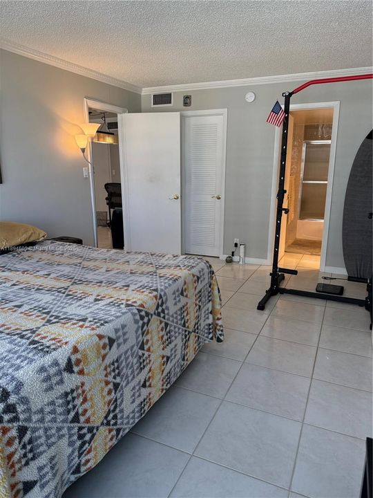 Active With Contract: $2,100 (2 beds, 2 baths, 1050 Square Feet)