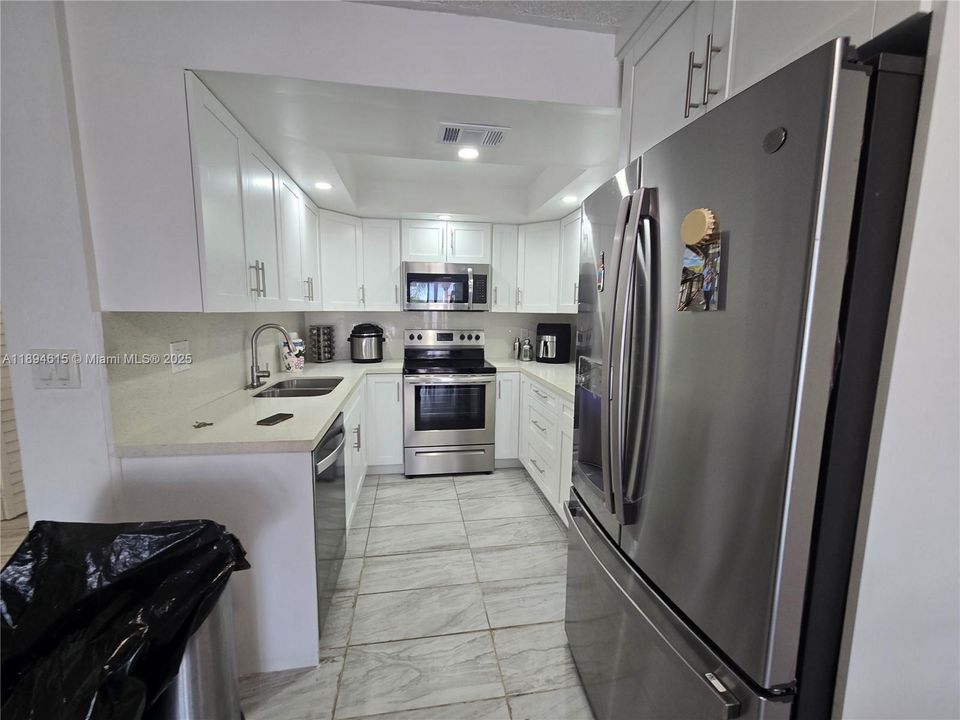 合同活跃: $2,050 (2 贝兹, 1 浴室, 930 平方英尺)