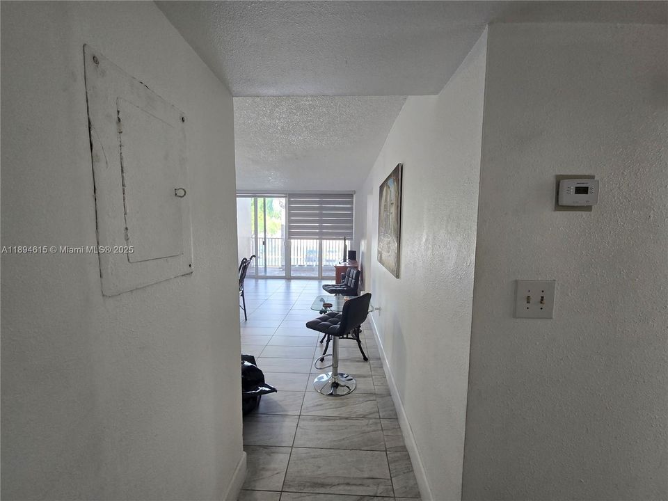 合同活跃: $2,050 (2 贝兹, 1 浴室, 930 平方英尺)