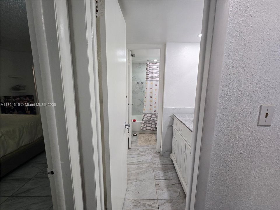 合同活跃: $2,050 (2 贝兹, 1 浴室, 930 平方英尺)