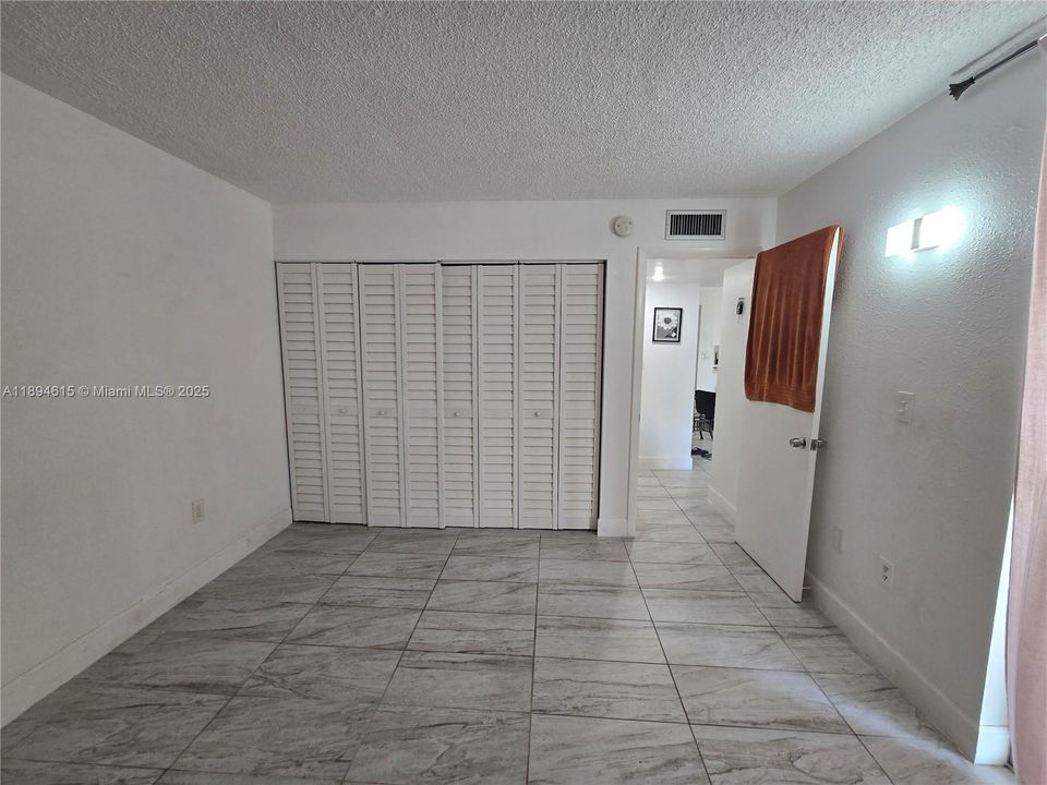 合同活跃: $2,050 (2 贝兹, 1 浴室, 930 平方英尺)