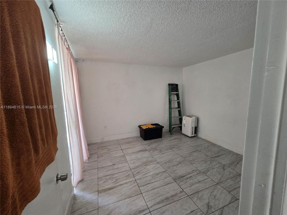 合同活跃: $2,050 (2 贝兹, 1 浴室, 930 平方英尺)