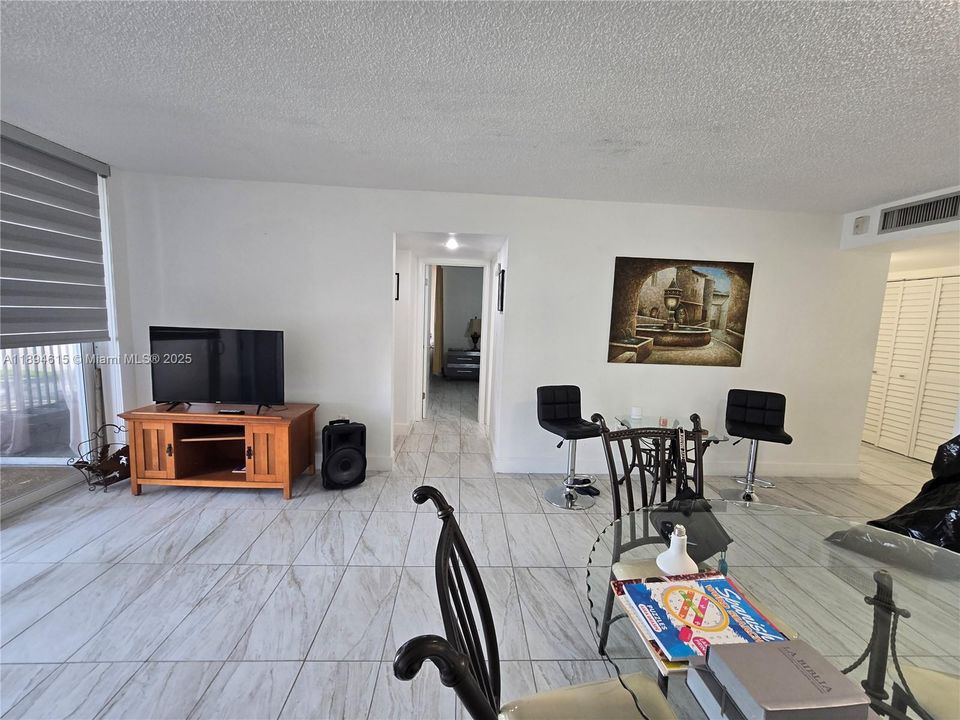 合同活跃: $2,050 (2 贝兹, 1 浴室, 930 平方英尺)