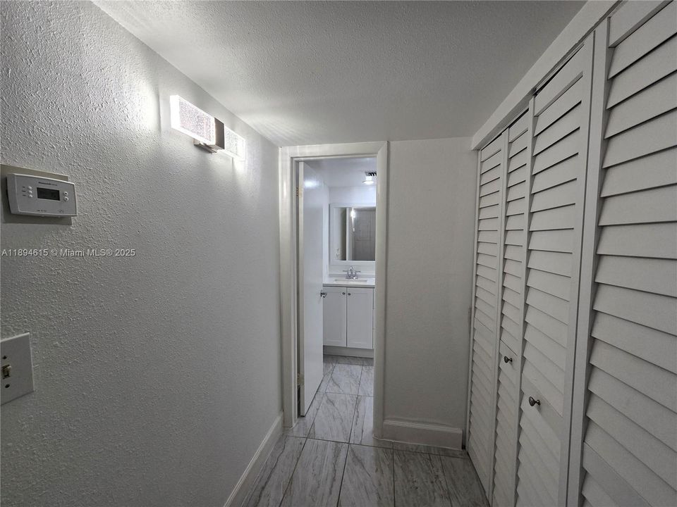 合同活跃: $2,050 (2 贝兹, 1 浴室, 930 平方英尺)