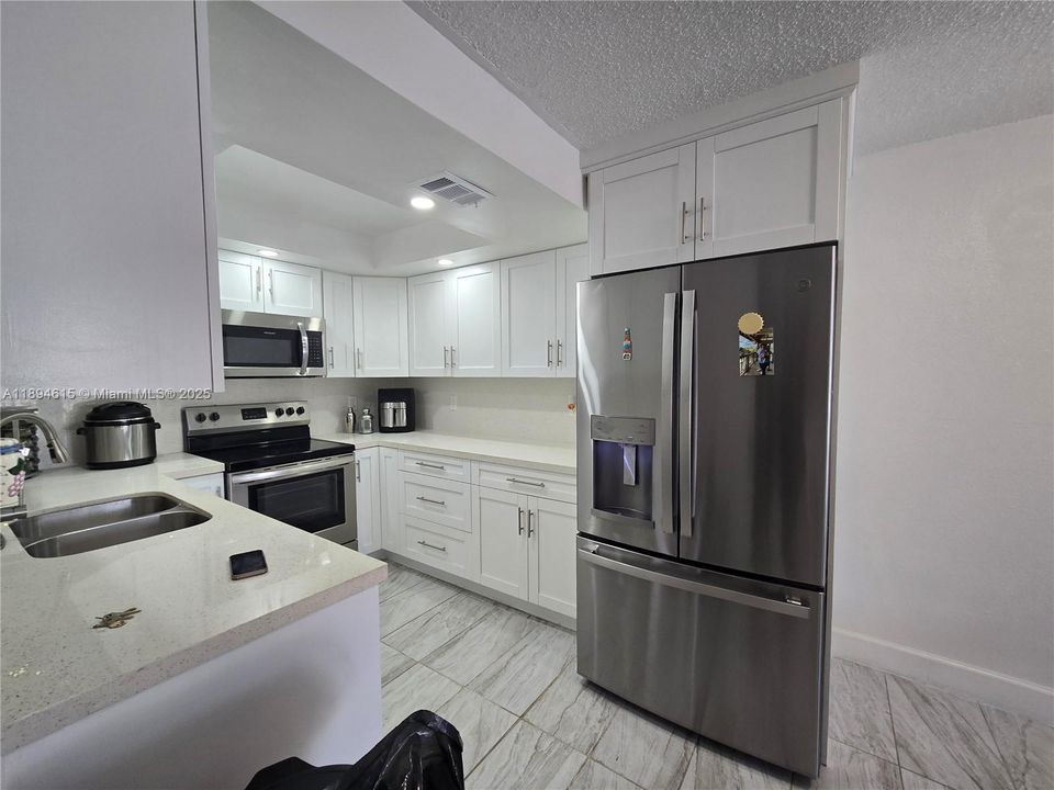 合同活跃: $2,050 (2 贝兹, 1 浴室, 930 平方英尺)