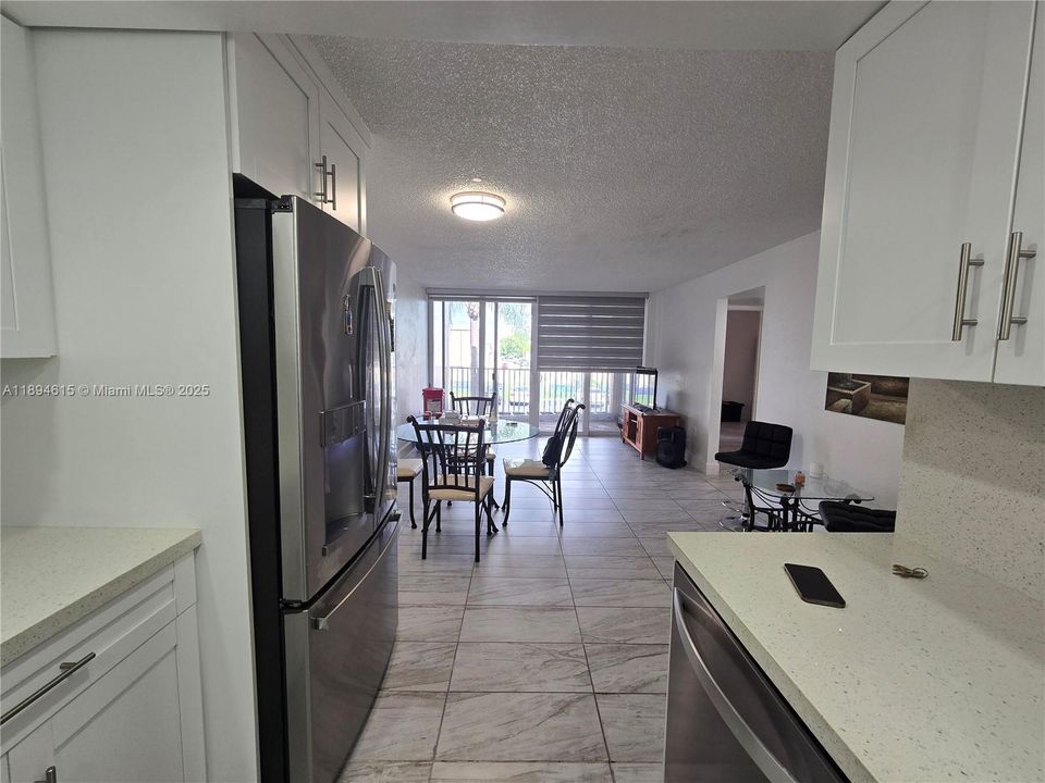 合同活跃: $2,050 (2 贝兹, 1 浴室, 930 平方英尺)