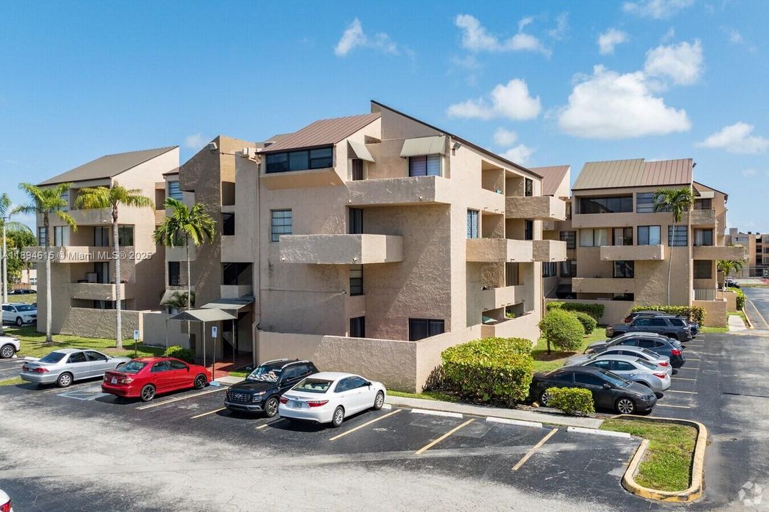 合同活跃: $2,050 (2 贝兹, 1 浴室, 930 平方英尺)