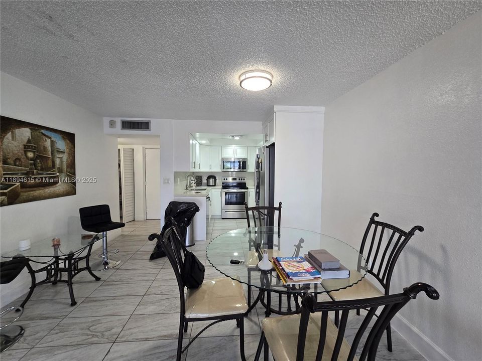 合同活跃: $2,050 (2 贝兹, 1 浴室, 930 平方英尺)