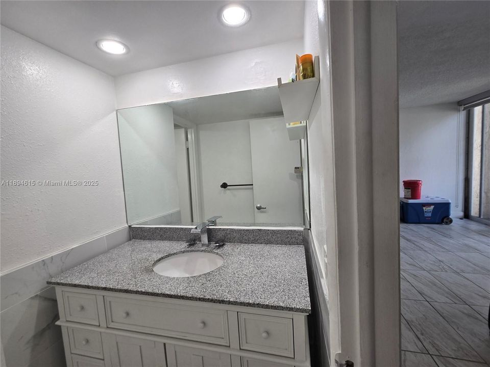 合同活跃: $2,050 (2 贝兹, 1 浴室, 930 平方英尺)