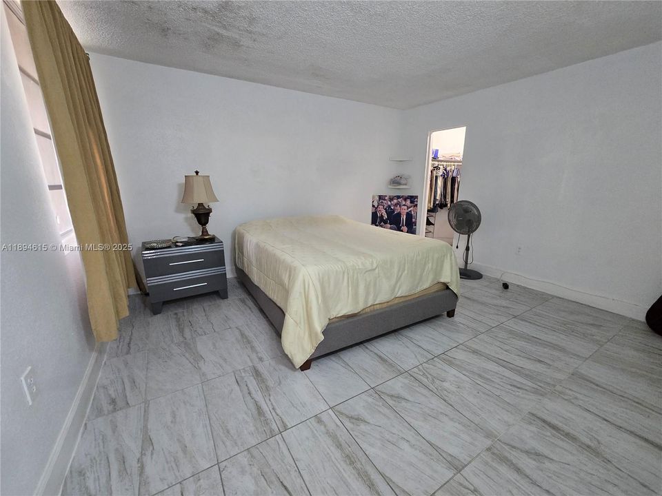 合同活跃: $2,050 (2 贝兹, 1 浴室, 930 平方英尺)