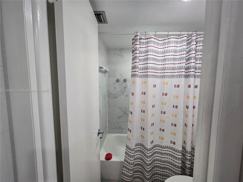 合同活跃: $2,050 (2 贝兹, 1 浴室, 930 平方英尺)