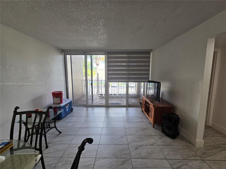 合同活跃: $2,050 (2 贝兹, 1 浴室, 930 平方英尺)