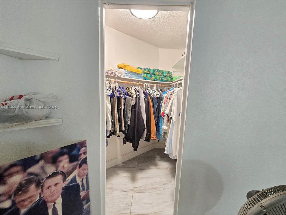 合同活跃: $2,050 (2 贝兹, 1 浴室, 930 平方英尺)