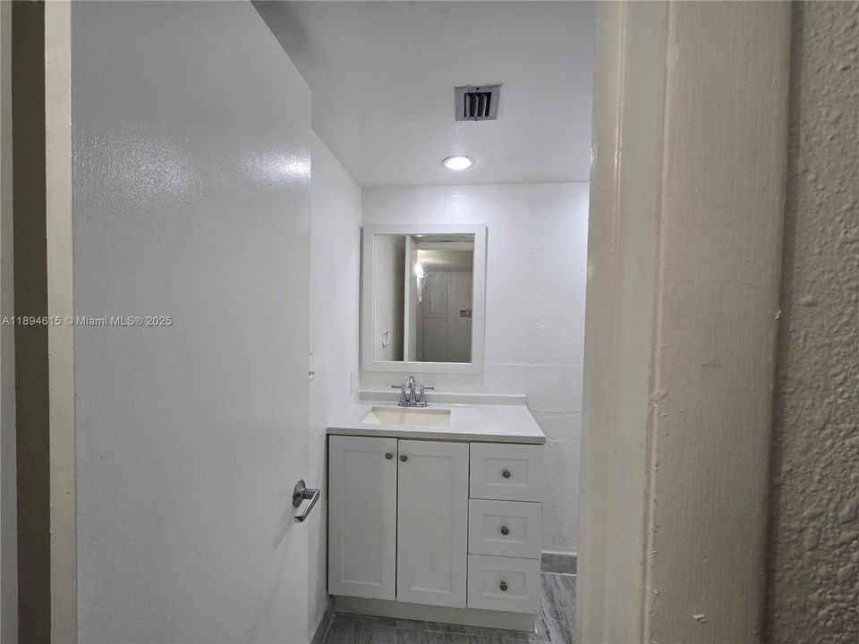 合同活跃: $2,050 (2 贝兹, 1 浴室, 930 平方英尺)