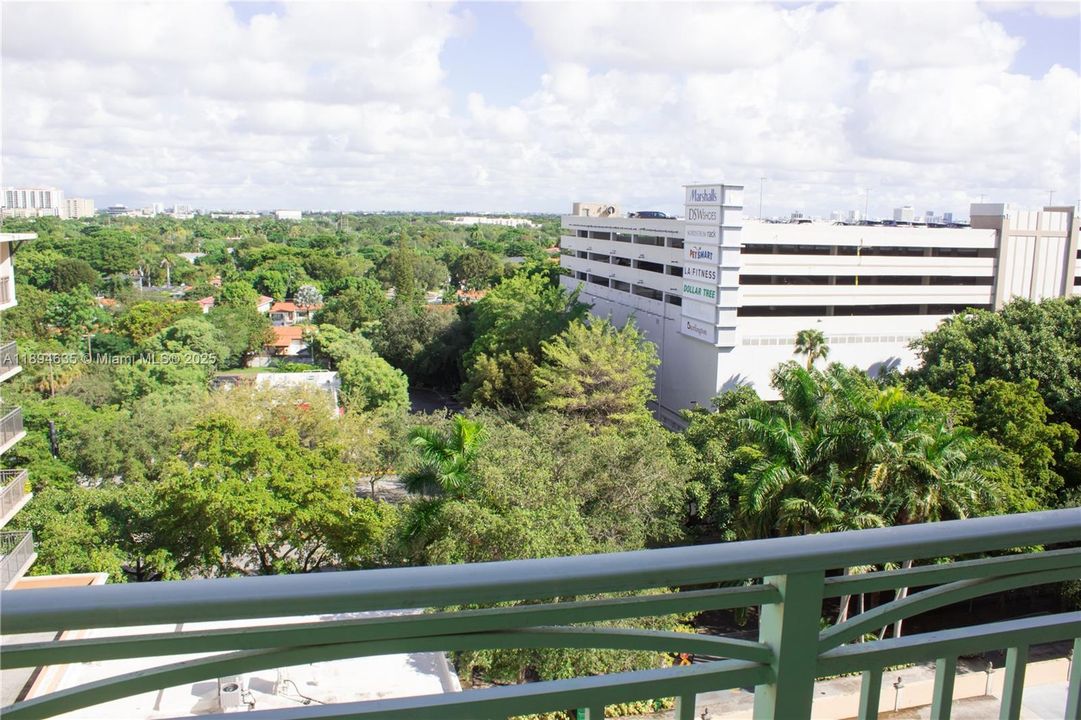 Active With Contract: $2,100 (1 beds, 1 baths, 615 Square Feet)