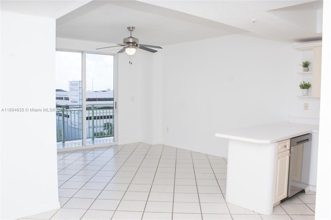 Active With Contract: $2,100 (1 beds, 1 baths, 615 Square Feet)