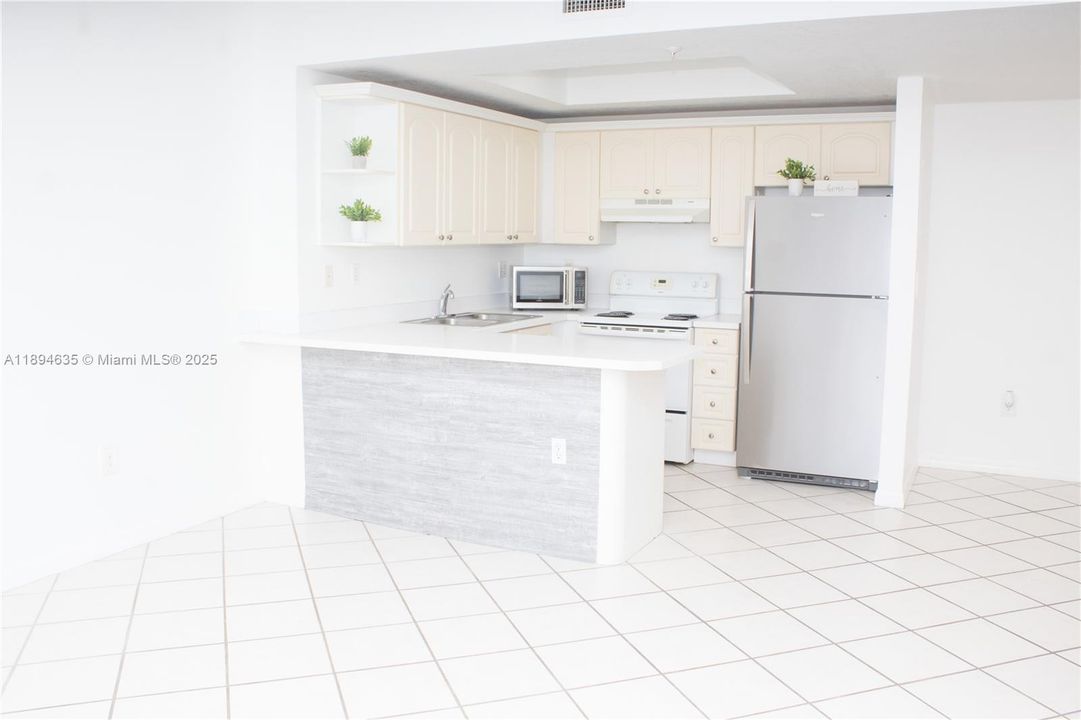 Active With Contract: $2,100 (1 beds, 1 baths, 615 Square Feet)