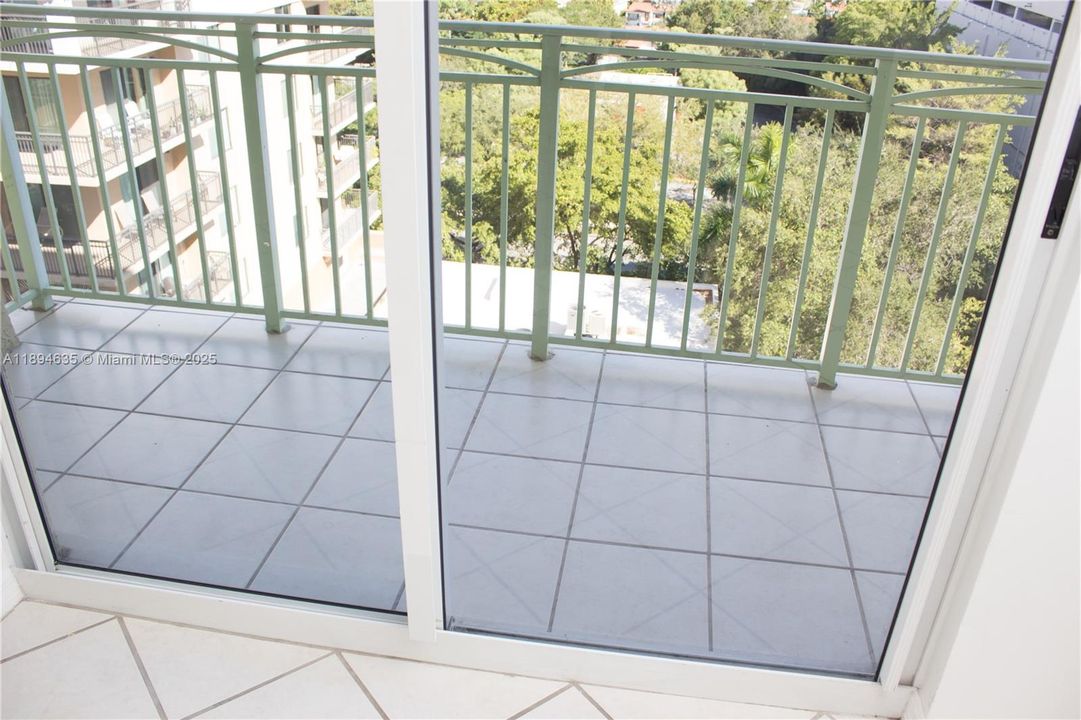 Active With Contract: $2,100 (1 beds, 1 baths, 615 Square Feet)