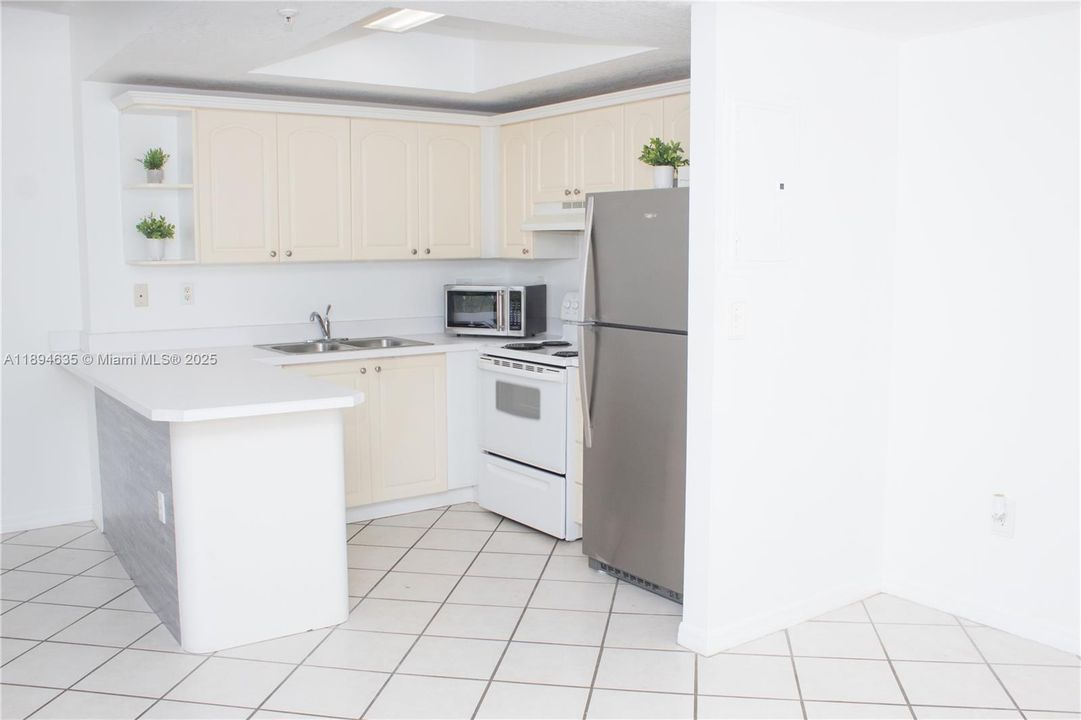 Active With Contract: $2,100 (1 beds, 1 baths, 615 Square Feet)