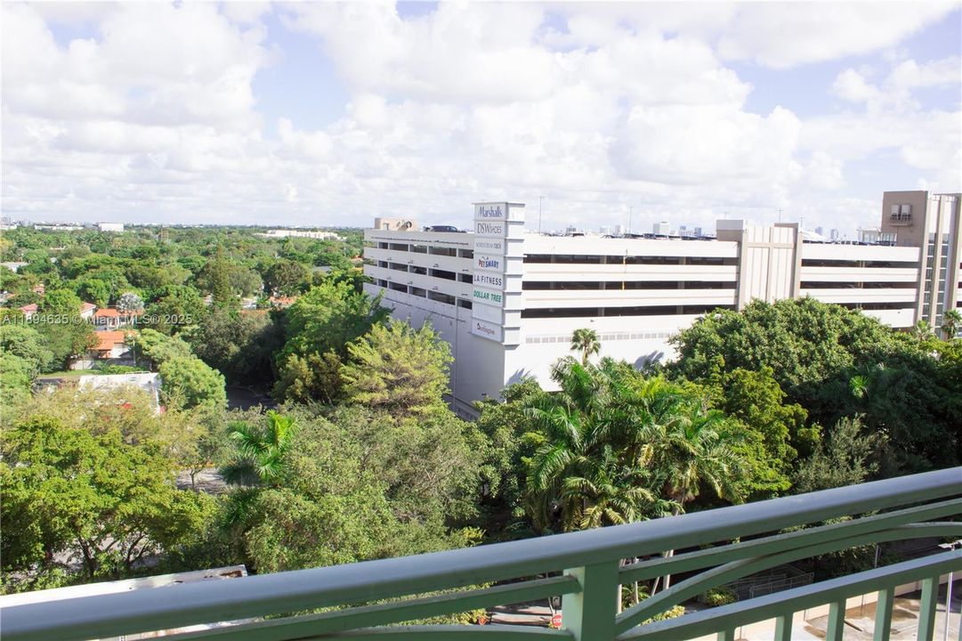 Active With Contract: $2,100 (1 beds, 1 baths, 615 Square Feet)