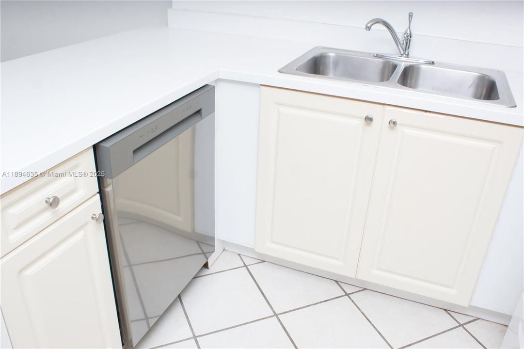 Active With Contract: $2,100 (1 beds, 1 baths, 615 Square Feet)