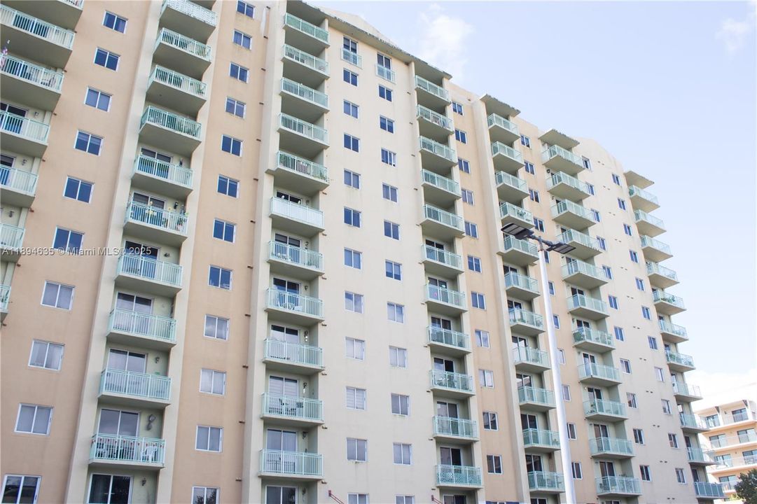 Active With Contract: $2,100 (1 beds, 1 baths, 615 Square Feet)