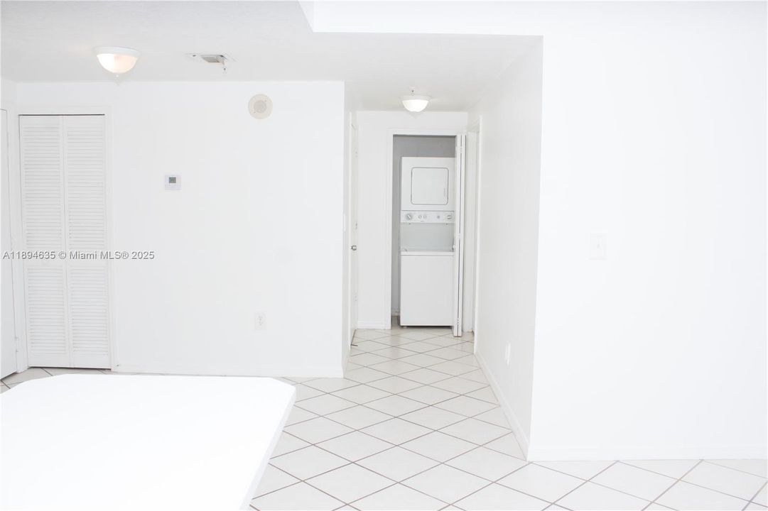 Active With Contract: $2,100 (1 beds, 1 baths, 615 Square Feet)