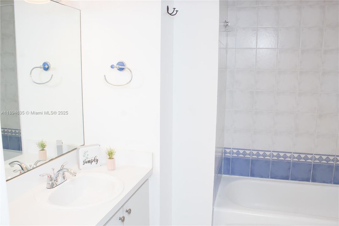 Active With Contract: $2,100 (1 beds, 1 baths, 615 Square Feet)