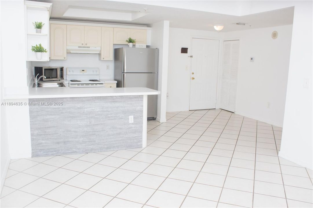 Active With Contract: $2,100 (1 beds, 1 baths, 615 Square Feet)