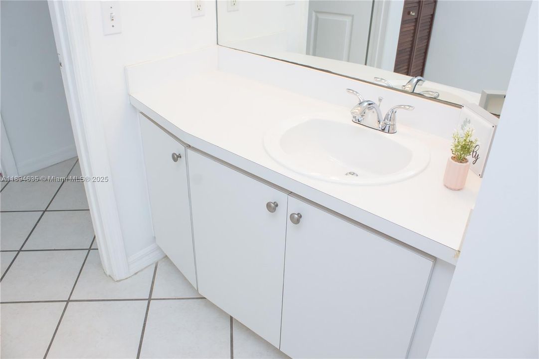 Active With Contract: $2,100 (1 beds, 1 baths, 615 Square Feet)