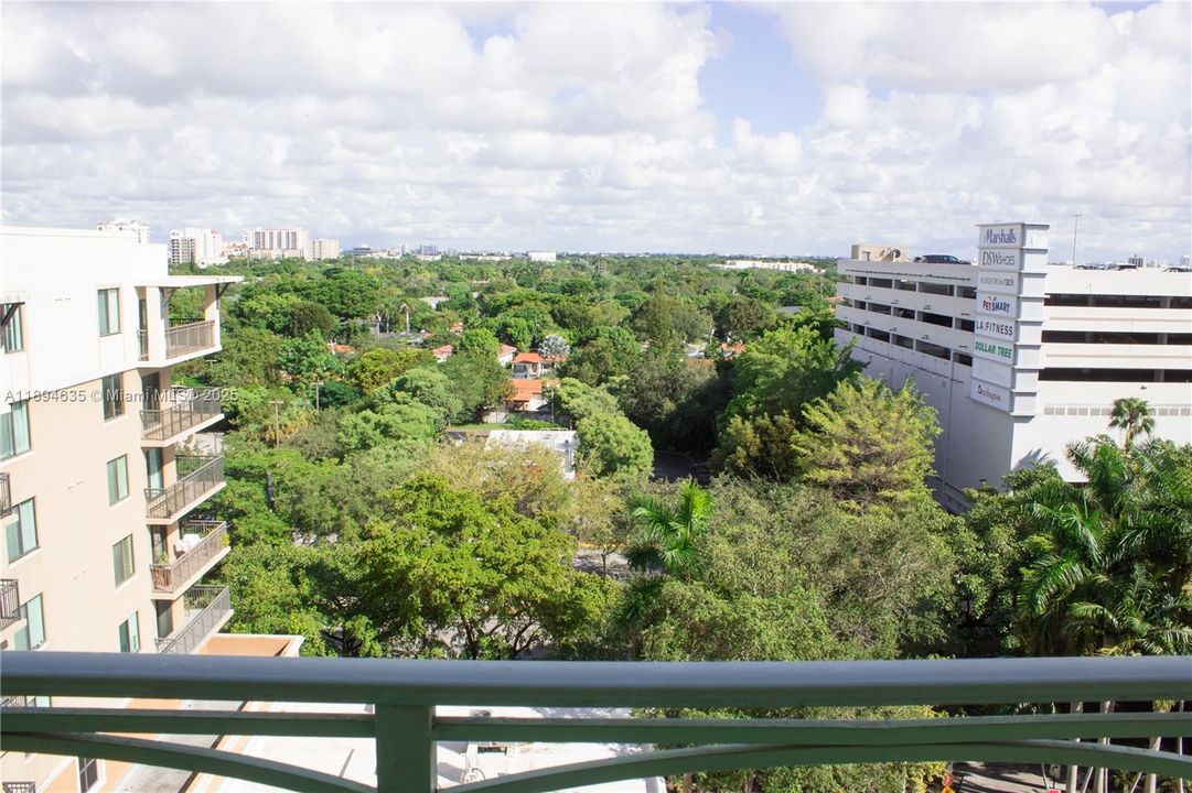 Active With Contract: $2,100 (1 beds, 1 baths, 615 Square Feet)