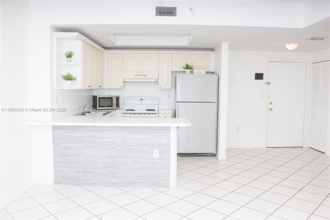 Active With Contract: $2,100 (1 beds, 1 baths, 615 Square Feet)