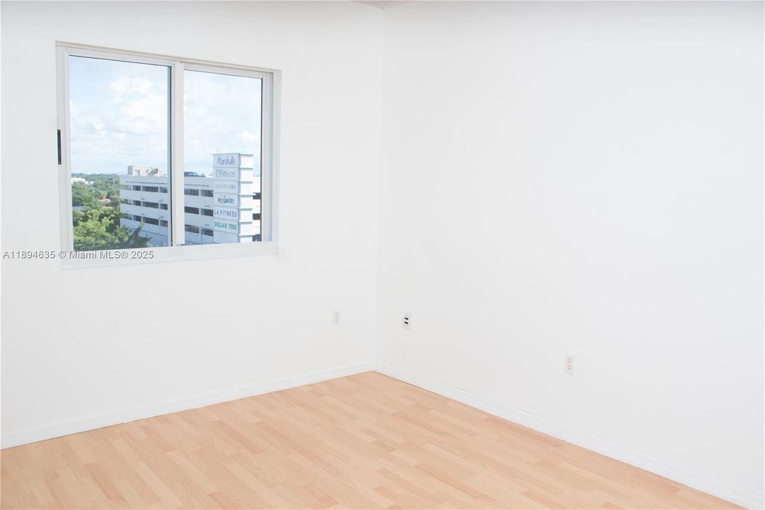 Active With Contract: $2,100 (1 beds, 1 baths, 615 Square Feet)