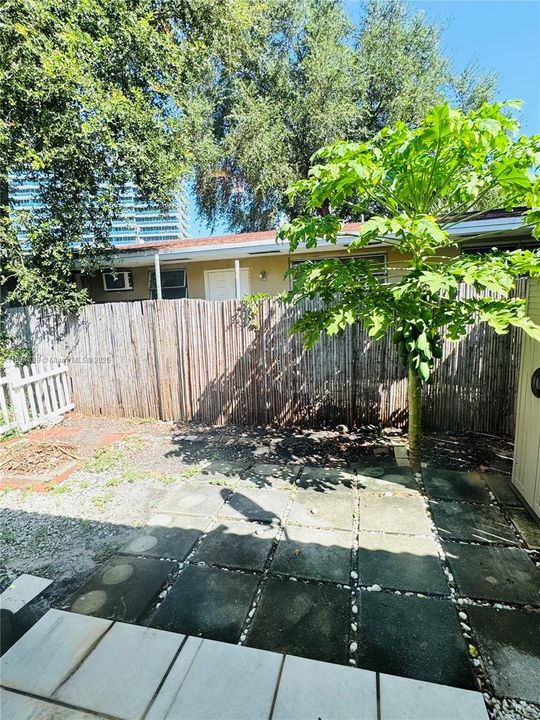 For Rent: $2,100 (2 beds, 2 baths, 1000 Square Feet)