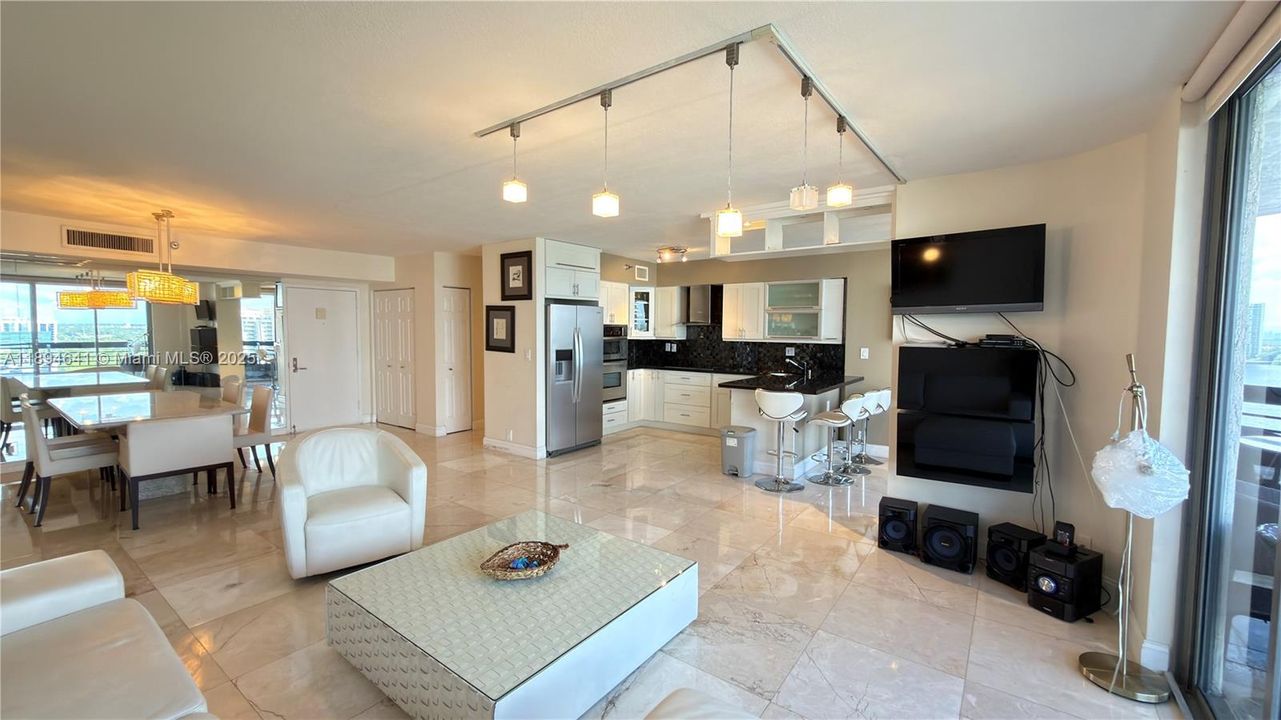 Recently Rented: $3,700 (2 beds, 2 baths, 1365 Square Feet)