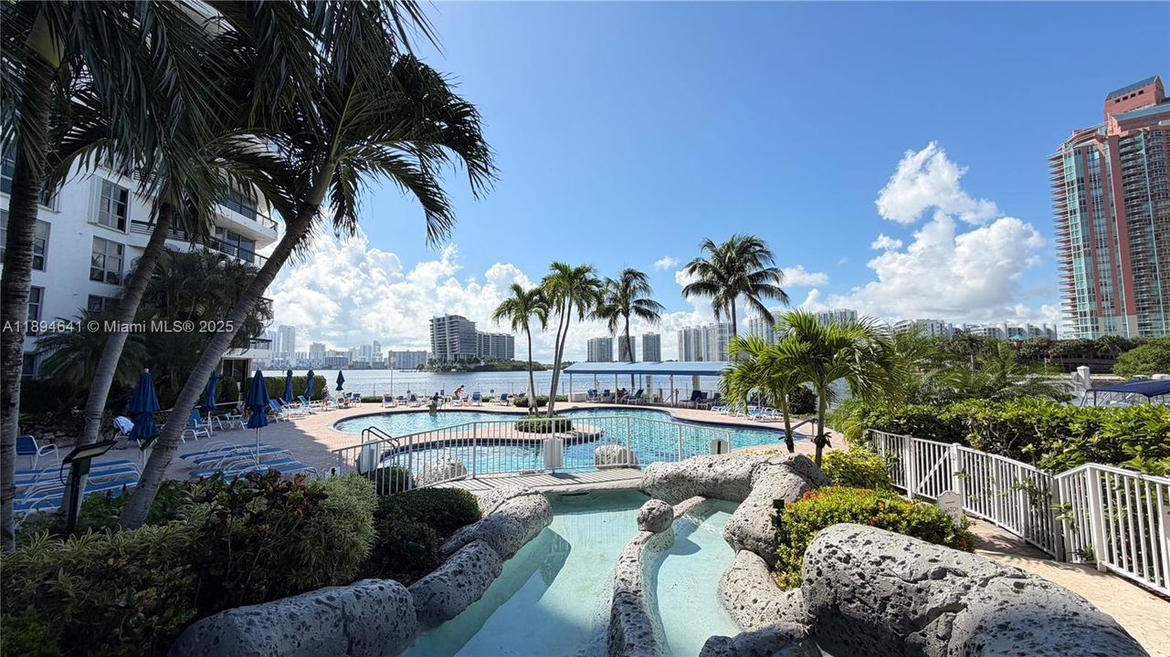 Recently Rented: $3,700 (2 beds, 2 baths, 1365 Square Feet)