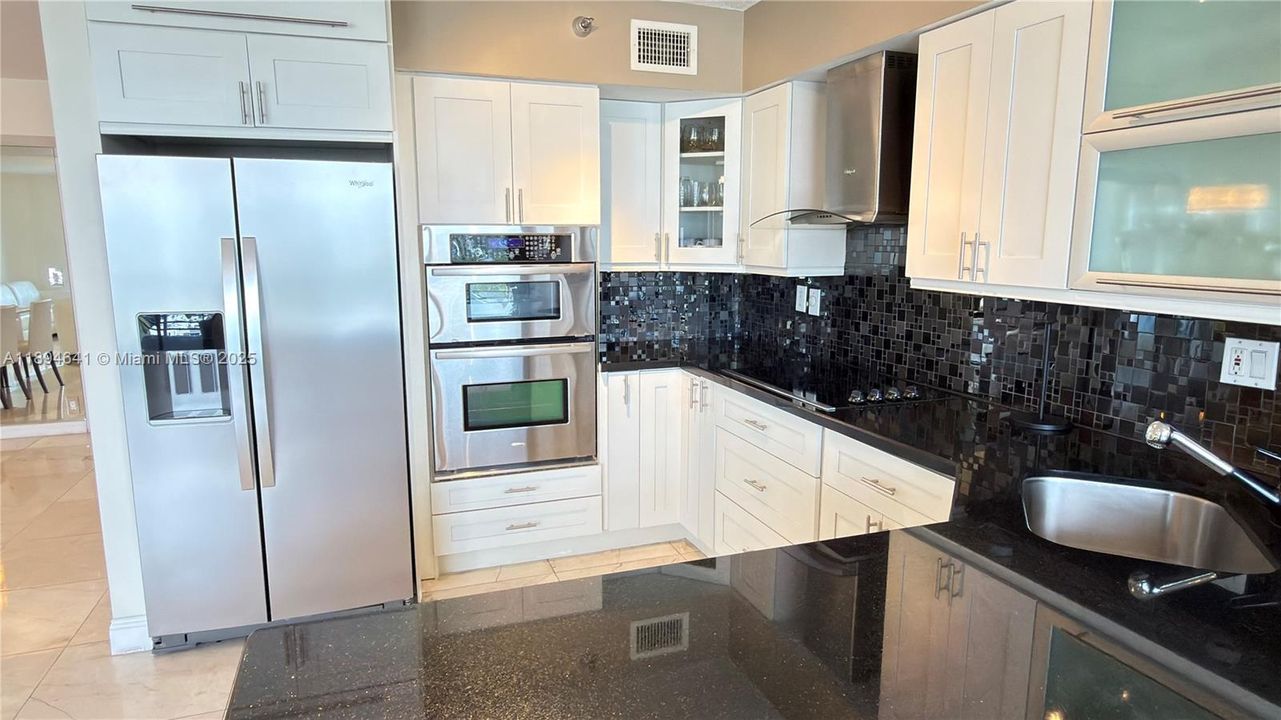 Recently Rented: $3,700 (2 beds, 2 baths, 1365 Square Feet)