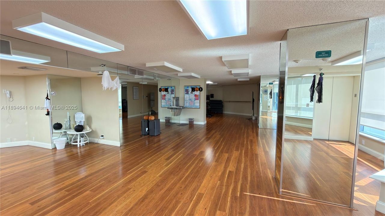 Recently Rented: $3,700 (2 beds, 2 baths, 1365 Square Feet)