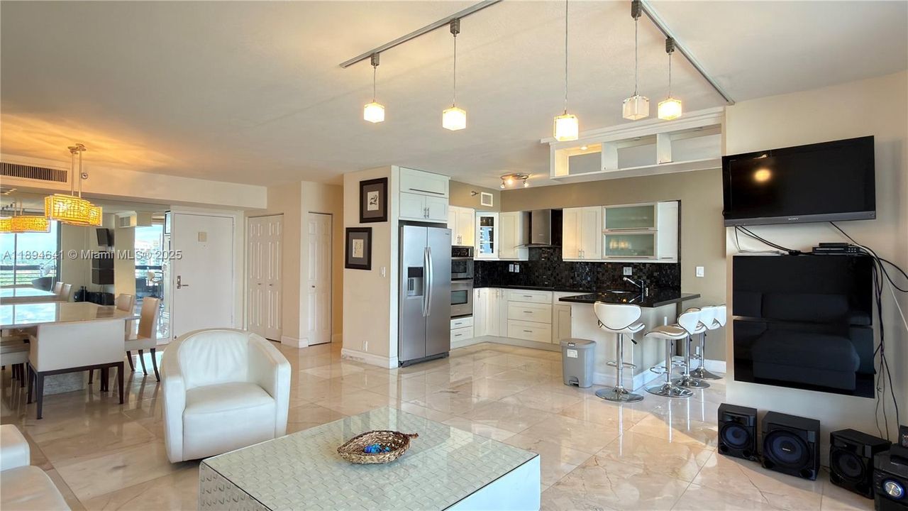 Recently Rented: $3,700 (2 beds, 2 baths, 1365 Square Feet)