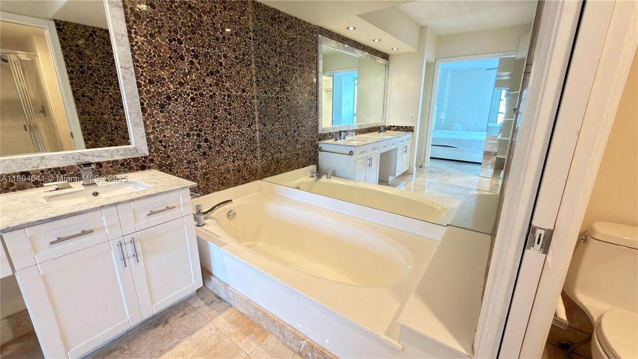 Recently Rented: $3,700 (2 beds, 2 baths, 1365 Square Feet)