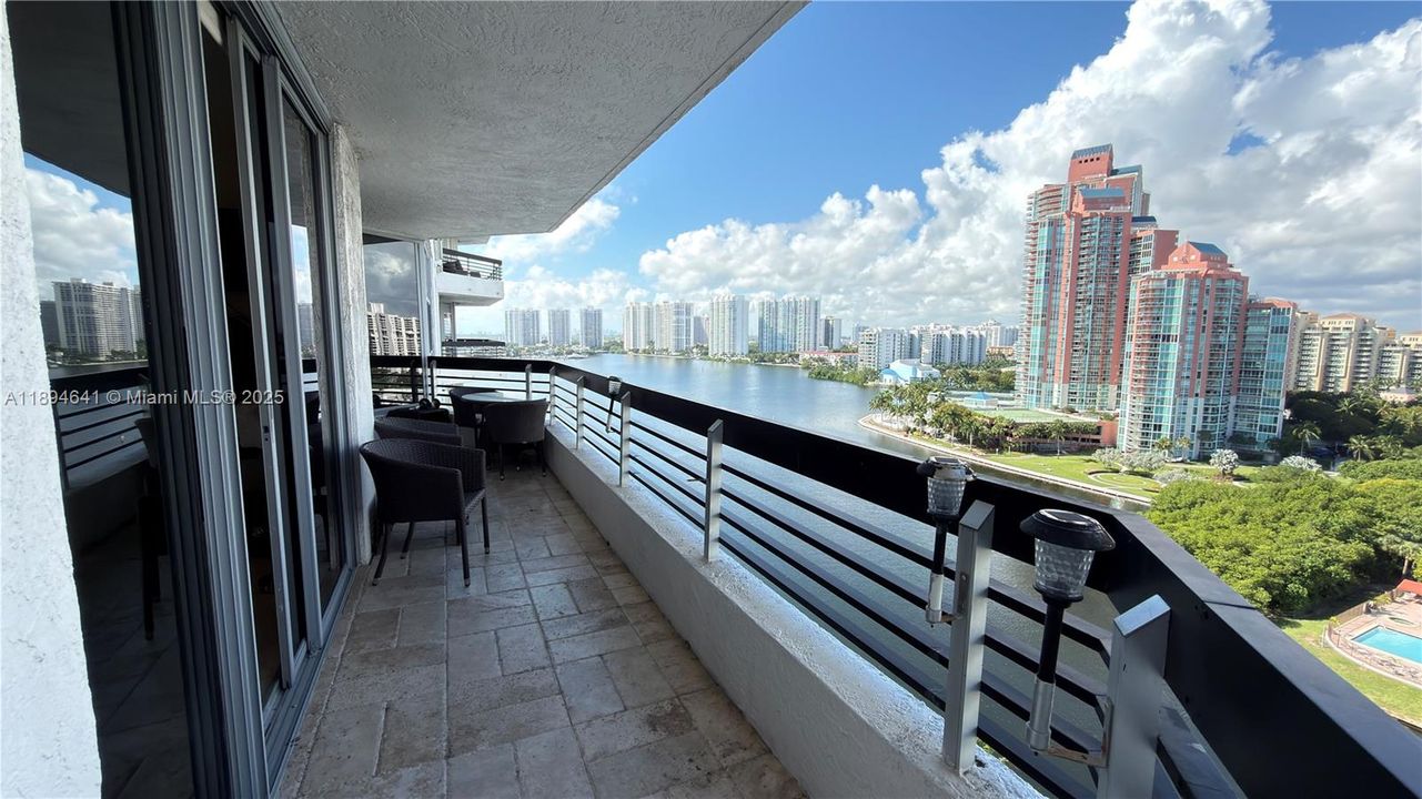 Recently Rented: $3,700 (2 beds, 2 baths, 1365 Square Feet)