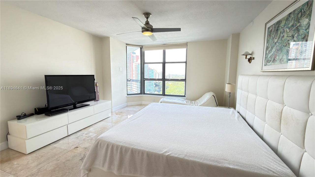 Recently Rented: $3,700 (2 beds, 2 baths, 1365 Square Feet)