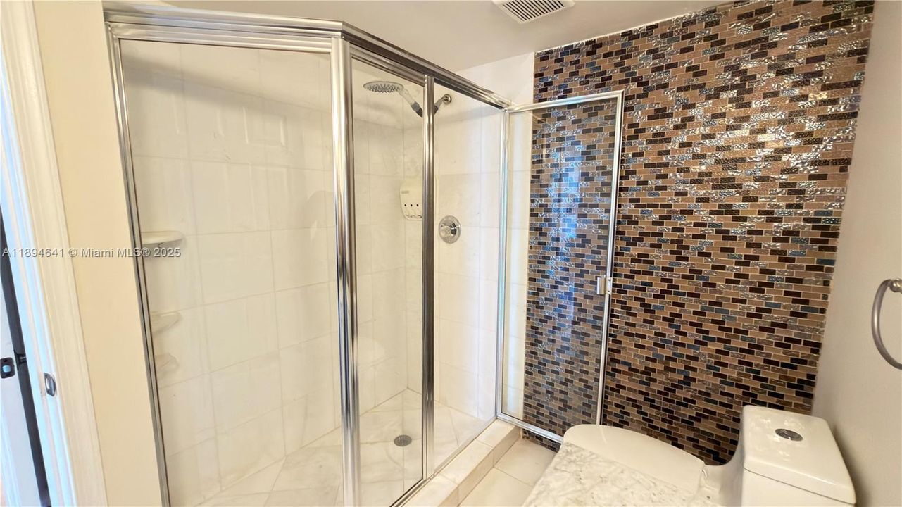 Recently Rented: $3,700 (2 beds, 2 baths, 1365 Square Feet)