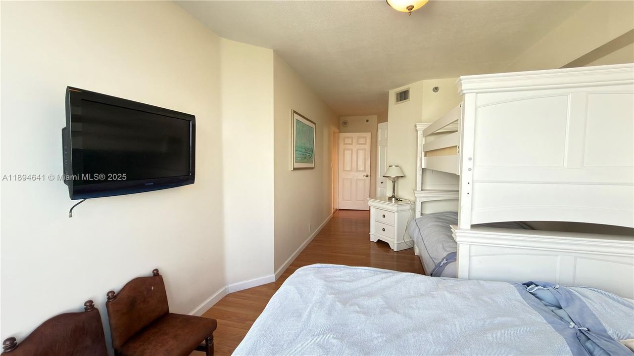 Recently Rented: $3,700 (2 beds, 2 baths, 1365 Square Feet)